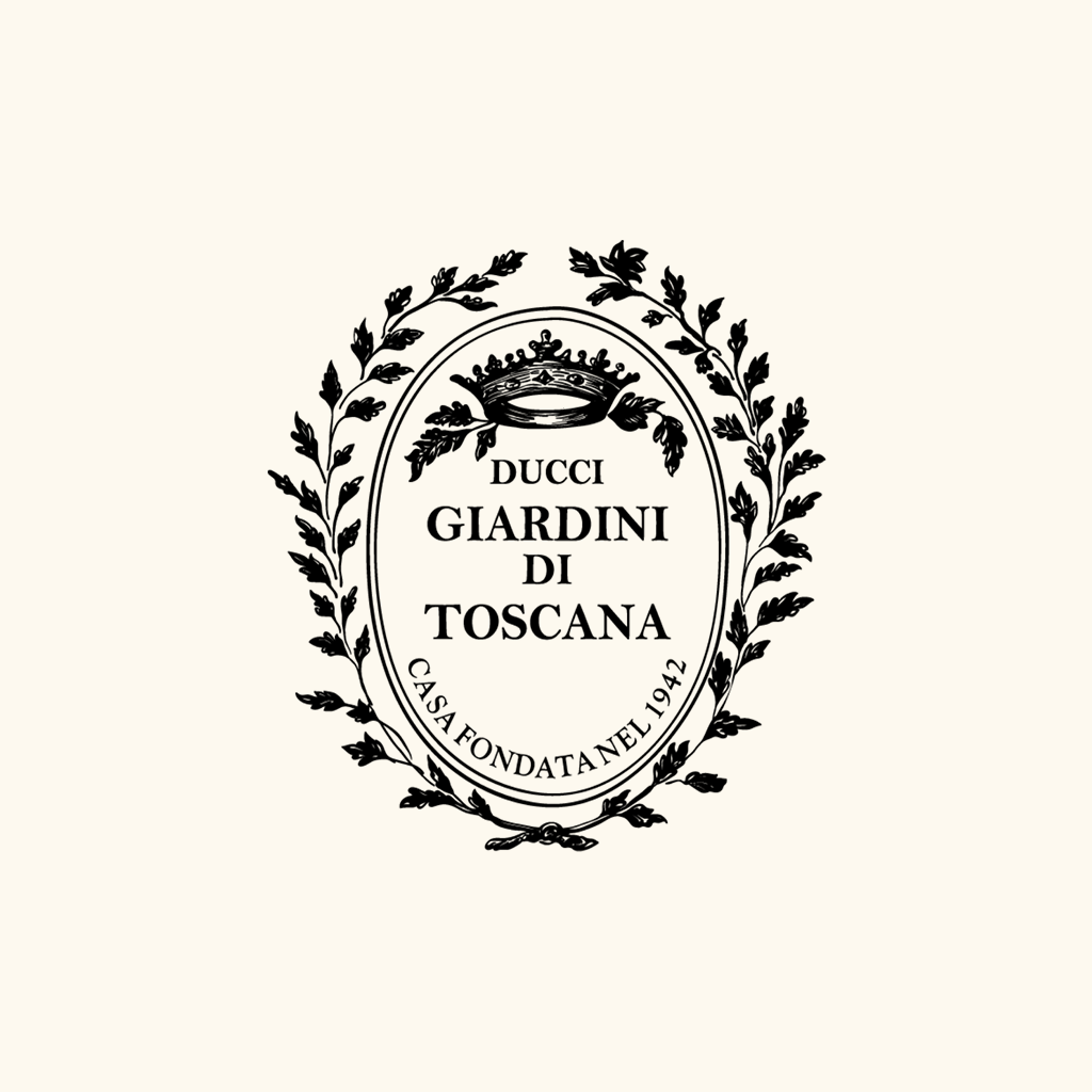 Giardini di Toscana Duftproben – Markenlogo zentriert vor hellem, toskanisch inspiriertem Hintergrund; elegant, modern, hochwertig