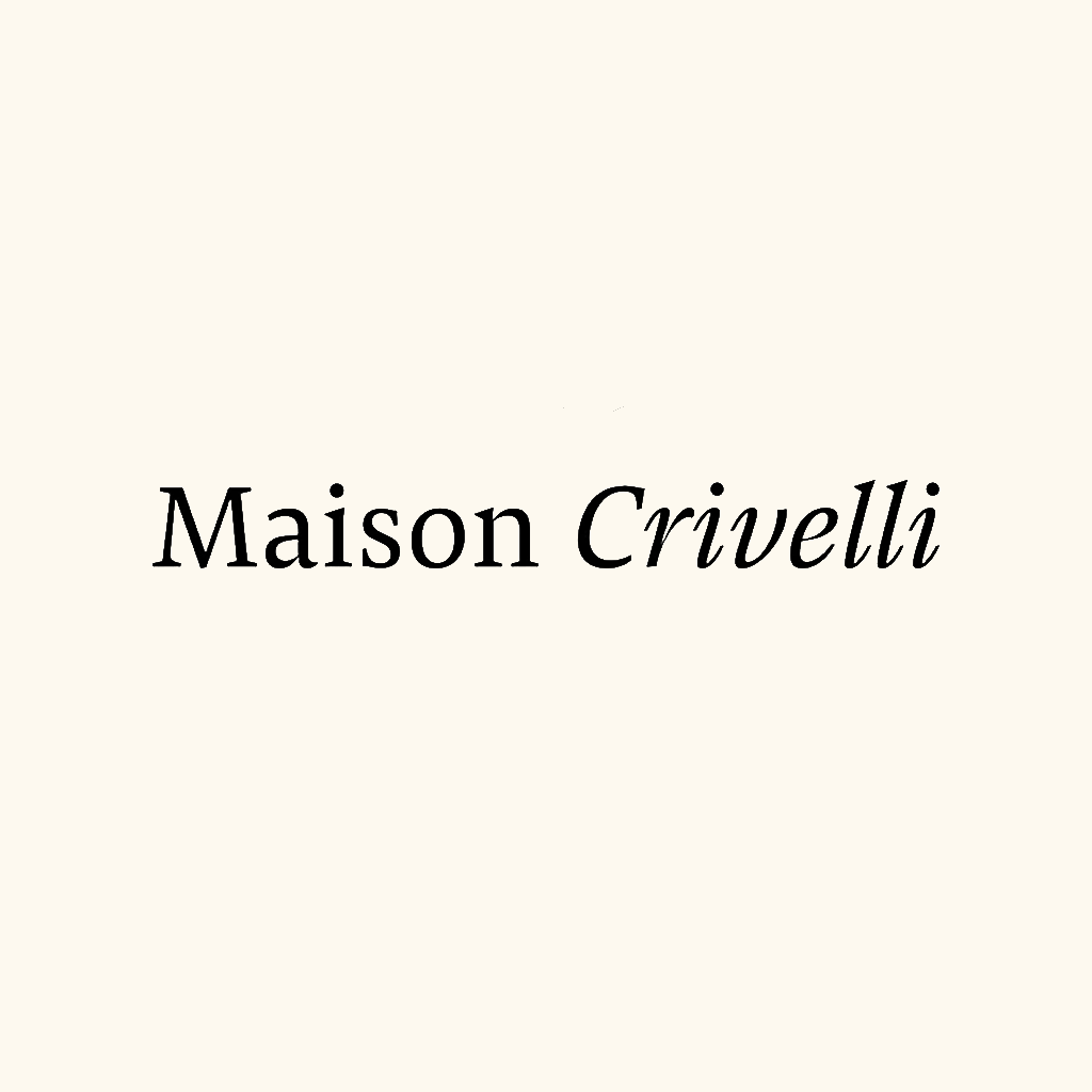 Maison Crivelli Duftproben – elegantes Markenlogo zentriert auf hellem, minimalistischen Hintergrund; modern, texturreich, hochwertig