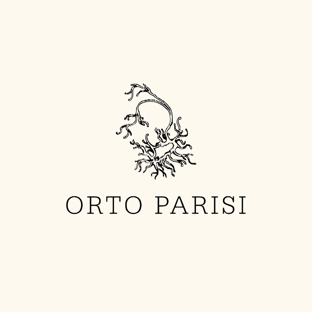 Orto Parisi Duftproben – markantes Markenlogo zentriert vor hellem, naturinspiriertem Hintergrund; intensiv, eigenständig, hochwertig
