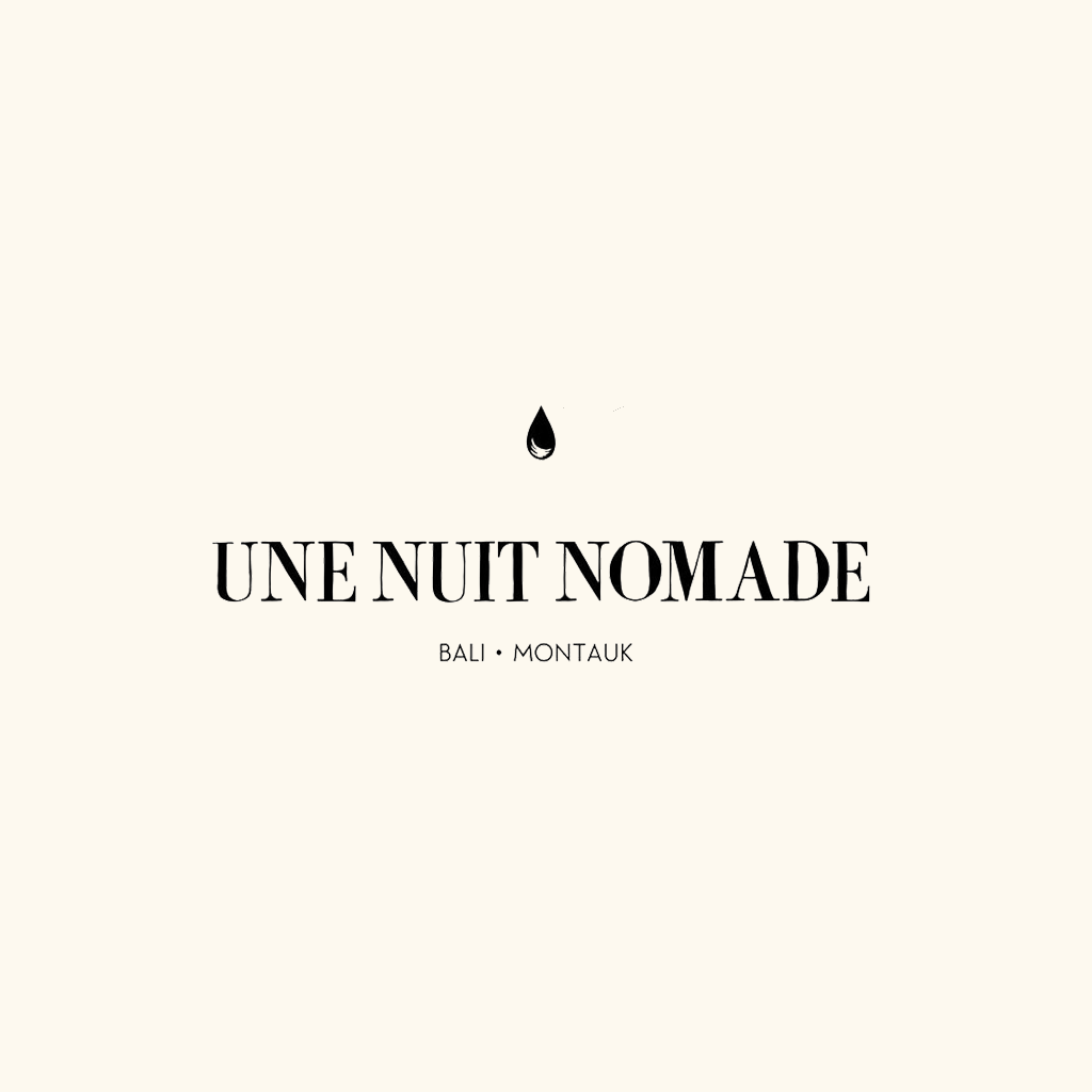 Une Nuit Nomade Duftproben – elegantes Markenlogo zentriert vor hellem, minimalistischem Hintergrund; poetisch, modern, hochwertig